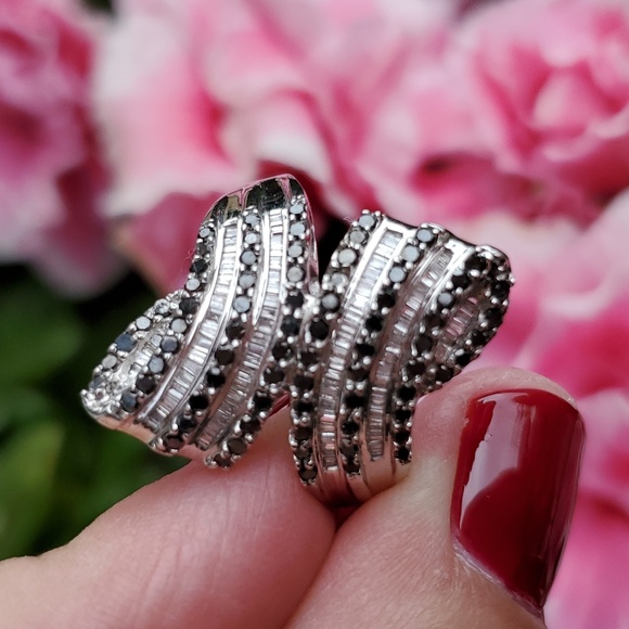 10K White Gold w/1 CT Black and White Diamond Ring - Picture 4 of 5